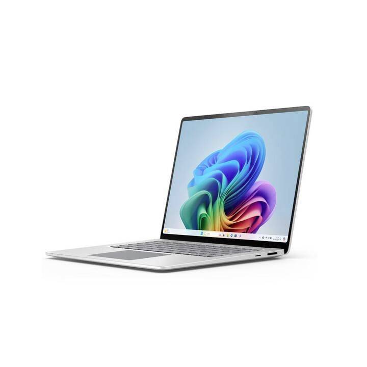 Ein silberner Laptop zeigt einen Bildschirmhintergrund mit einem bunten, abstrakten Wellendesign.