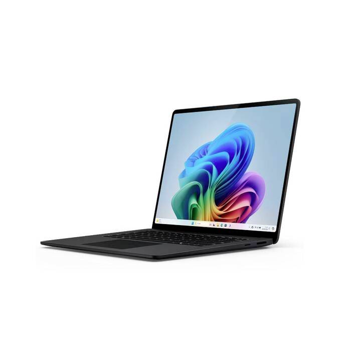 Ein schwarzer Laptop mit offenem Bildschirm zeigt ein farbiges 3D-Design auf weißem Hintergrund. Das Gerät steht leicht schräg.