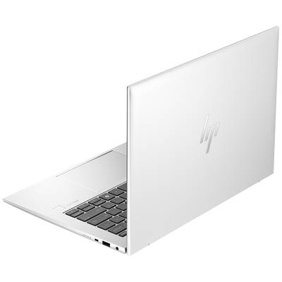 Ein silberner Laptop mit dem Bildschirm geschlossen, zeigt das Logo auf dem Deckel. Tastatur und einige Anschlüsse sind sichtbar.