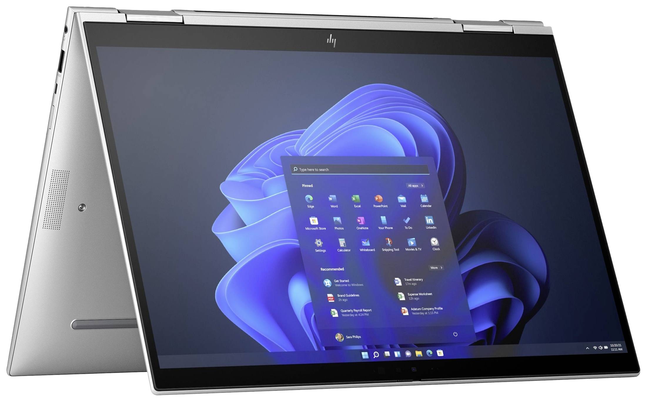 Ein silberner Laptop im Zeltmodus zeigt einen Desktop mit geöffnetem Startmenü von Windows 11.