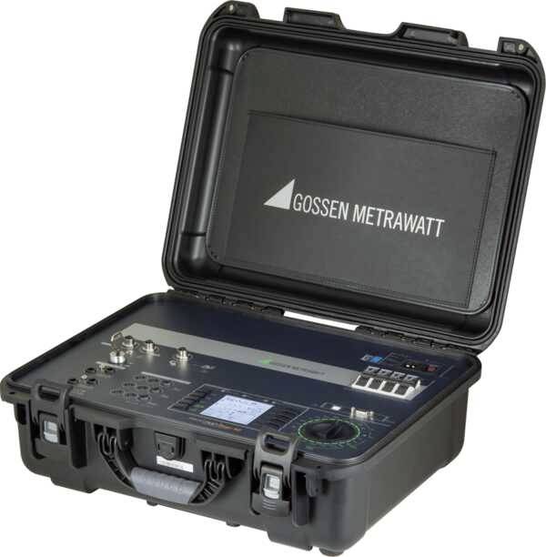 Tragbarer Gossen Metrawatt Analysator in einem offenen Koffer, zeigt Bedienelemente und Schnittstellen für elektrische Tests.