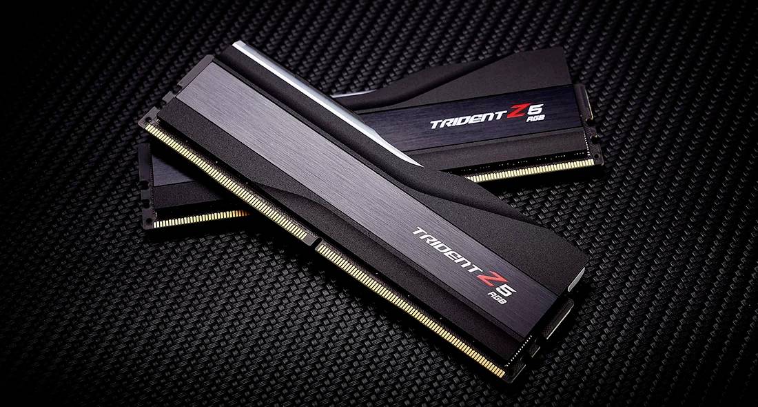 Zwei RAM-Module auf schwarzer, texturierter Oberfläche. Eines zeigt 'Trident Z5' und das andere zeigt 'Trident Z5 RGB'.