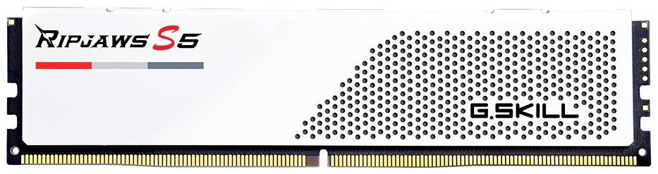 Ein RAM-Modul der Marke G.Skill Ripjaws S5 mit weiß-schwarzem Design und goldenen Anschlüssen.