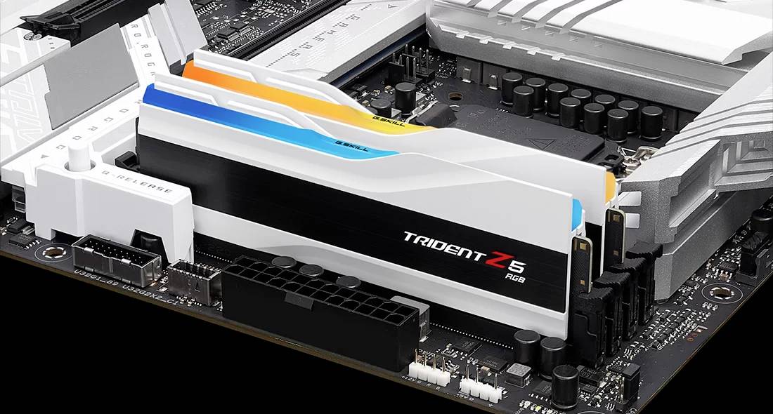 Nahaufnahme eines Computer-Motherboards mit zwei installierten RAM-Modulen. Die RAM-Module sind mit 'Trident Z5 RGB' beschriftet.