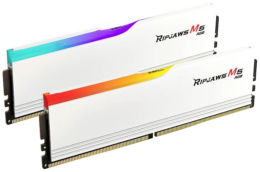 Zwei Riegel RAM-Speicher mit weißem Gehäuse und RGB-Beleuchtung, die als Ripjaws S5 RGB gekennzeichnet sind.