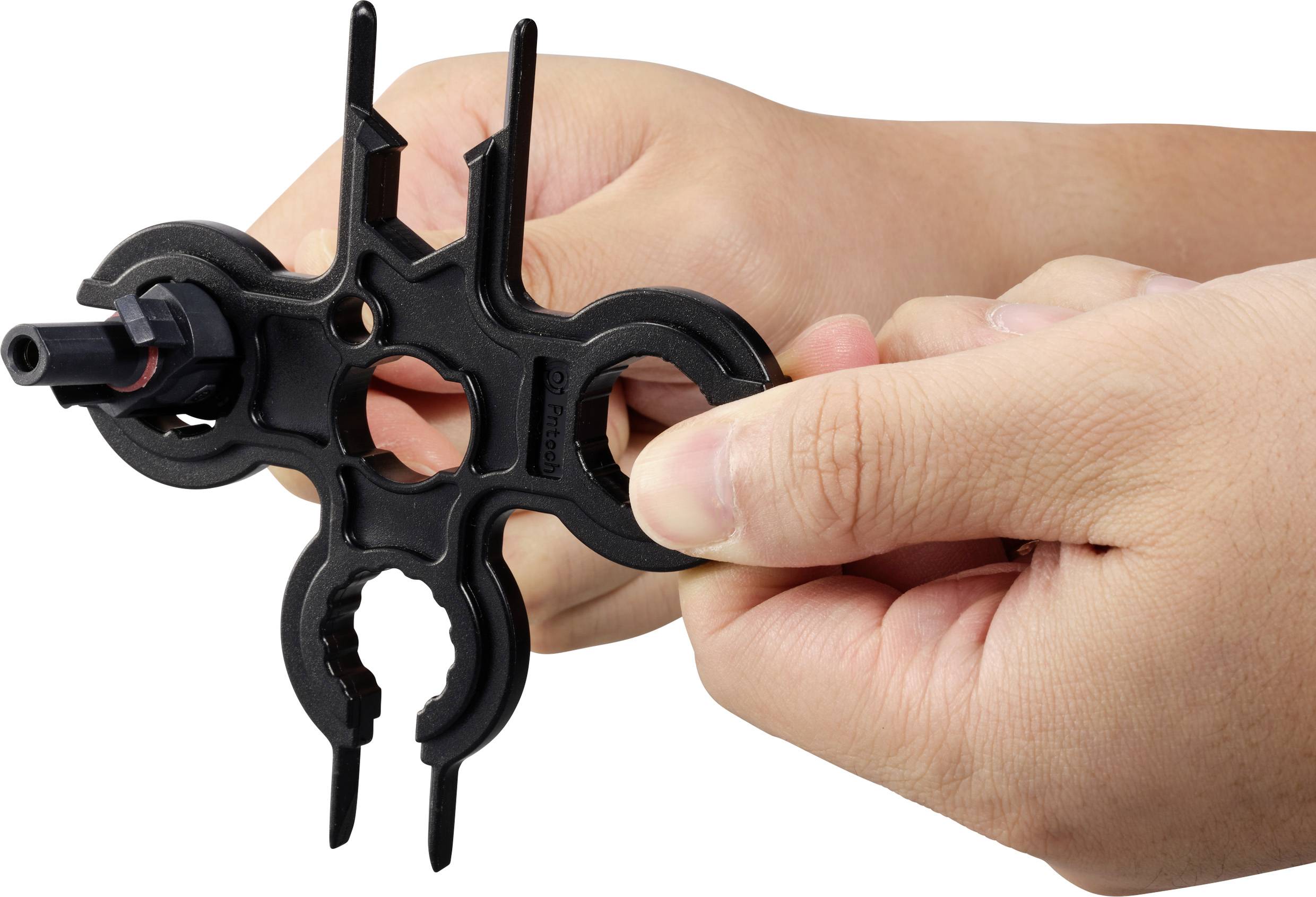 Eine Person hält ein schwarzes, multifunktionales Werkzeug, das speziell für Arbeiten an Solarkabeln und Steckern entwickelt wurde.