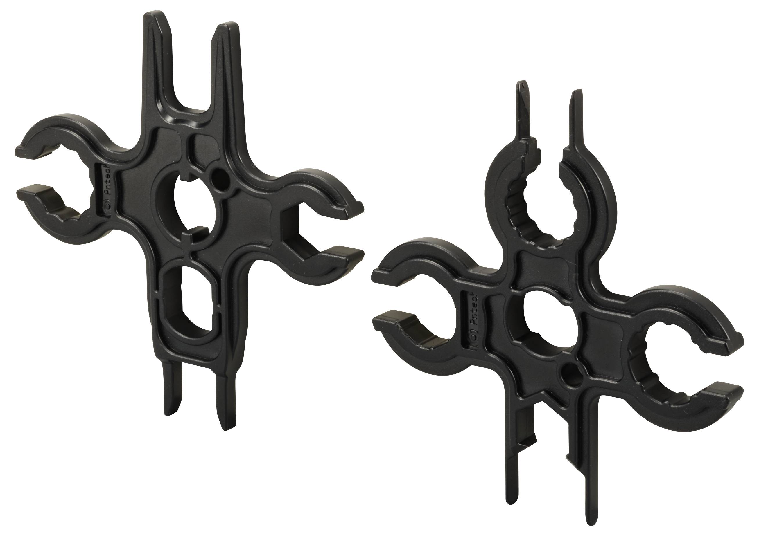 Zwei schwarze Kunststoffhalter mit symmetrischem Design, zur Befestigung von Rohren oder Kabeln, auf weißem Hintergrund.