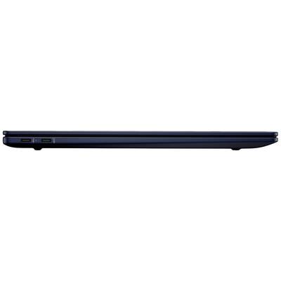 Ein geschlossener Laptop in Seitenansicht, dunkelblau, mit zwei USB-Anschlüssen.