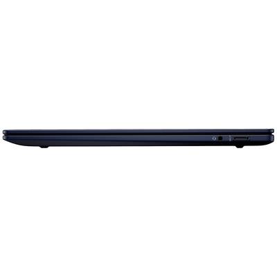 Ein schmaler, geschlossener Laptop in dunklem Blau, von der Seite betrachtet. Rechts sind ein USB-Anschluss und eine Kopfhörerbuchse sichtbar.