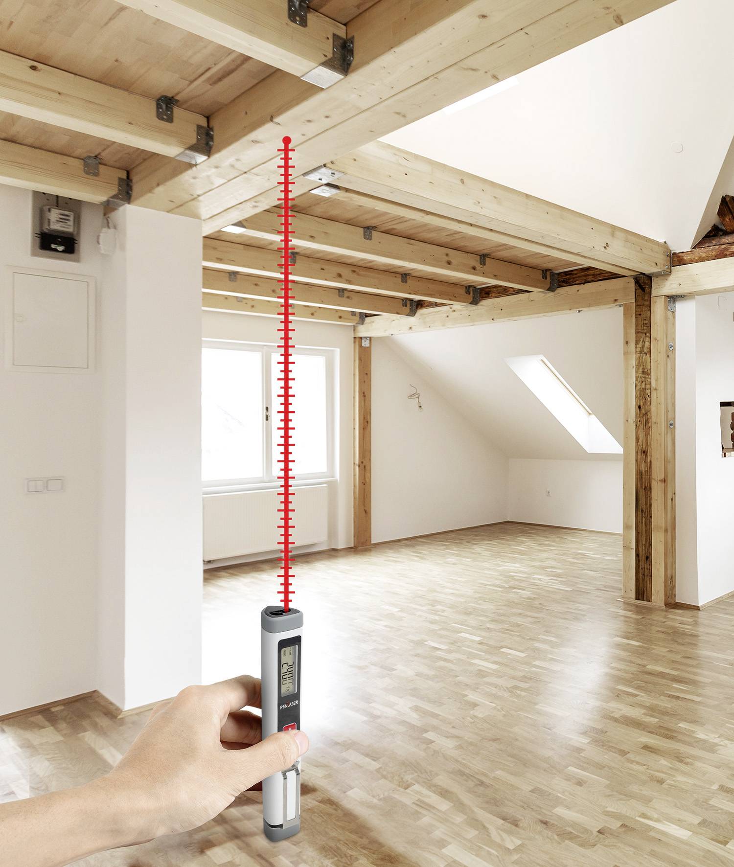 Eine Hand hält einen digitalen Distanzmesser in einem leeren Raum mit Holzbalkendecke, misst die Raumhöhe in Metern.