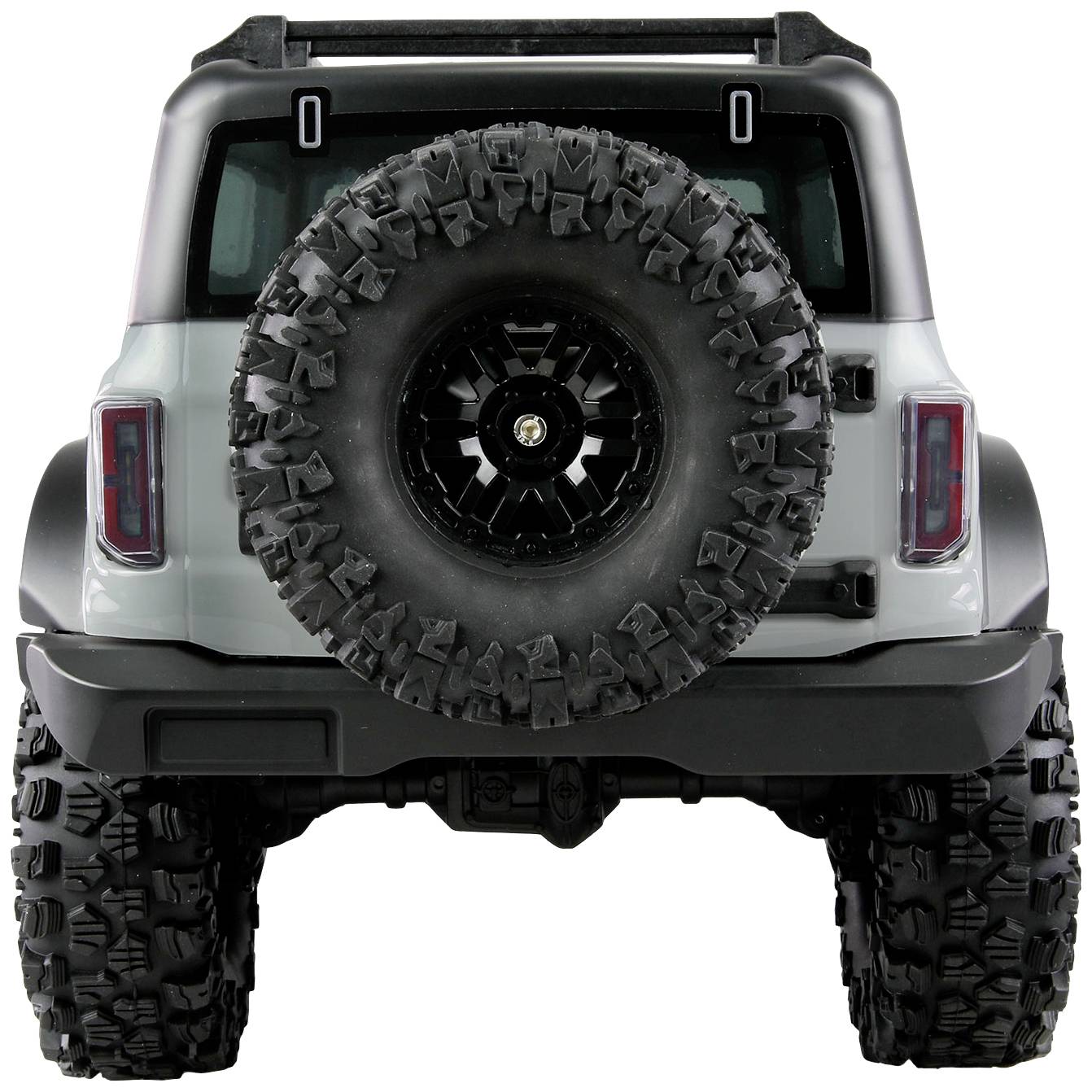 Ein Geländewagen von hinten mit großem Reserverad und grobem Reifenprofil, geeignet für Offroad-Fahrten.