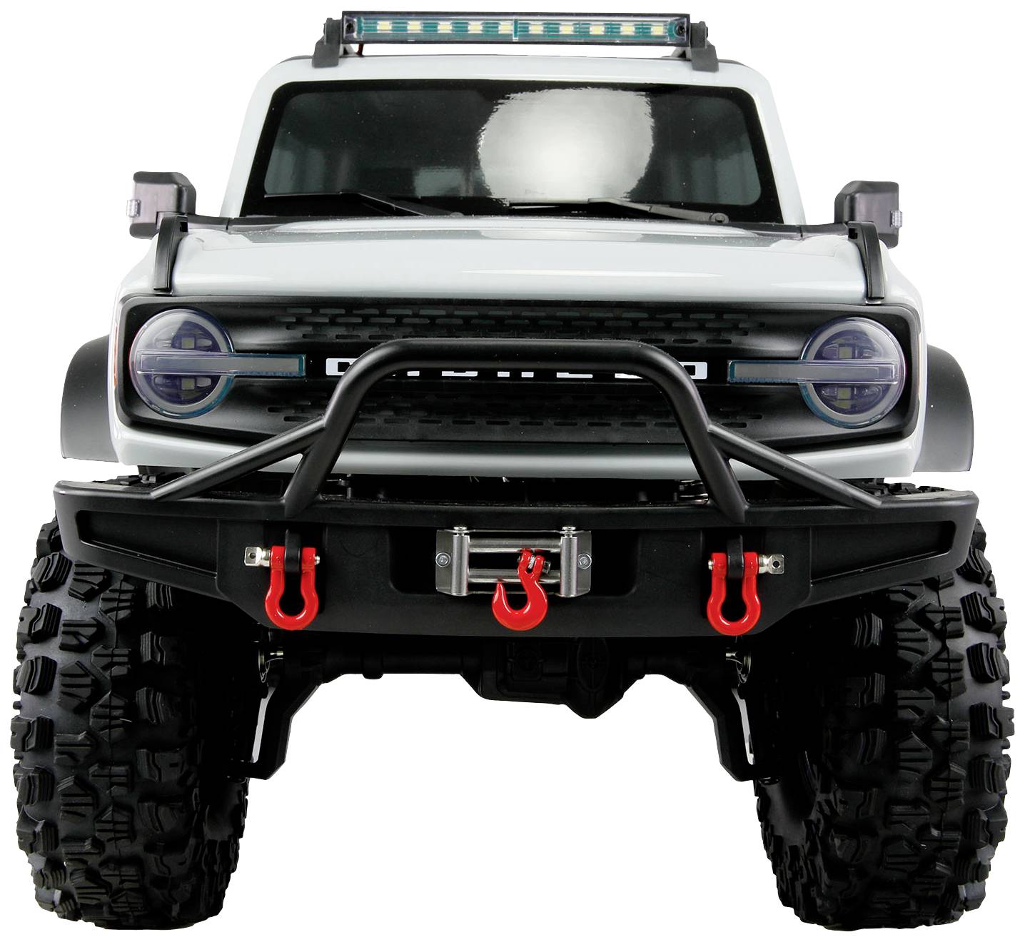 Großer grauer Geländewagen mit robusten Reifen und vorderem Schutzbügel, Fokus auf Vorderansicht und Fahrzeugdetails.