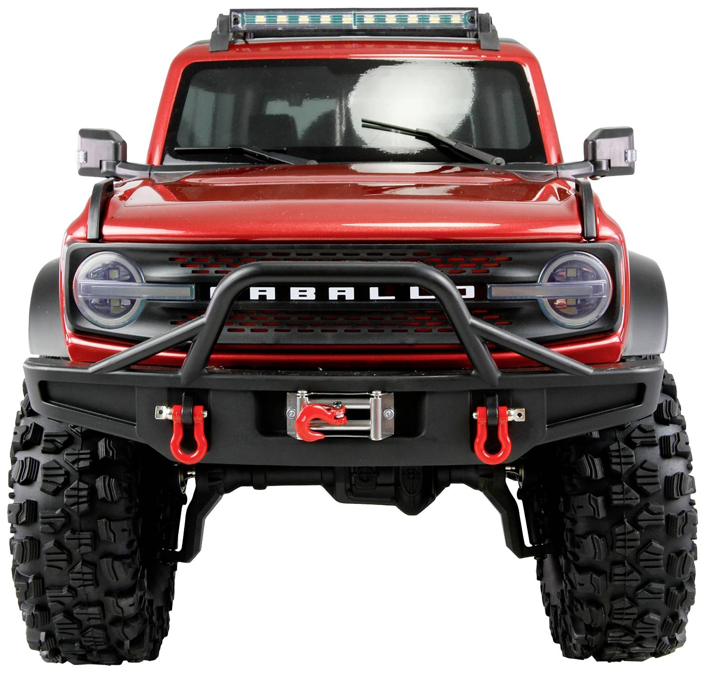 Rotes Geländefahrzeug von vorne mit schwerer Stoßstange und großen Reifen, geeignet für Offroad-Abenteuer.