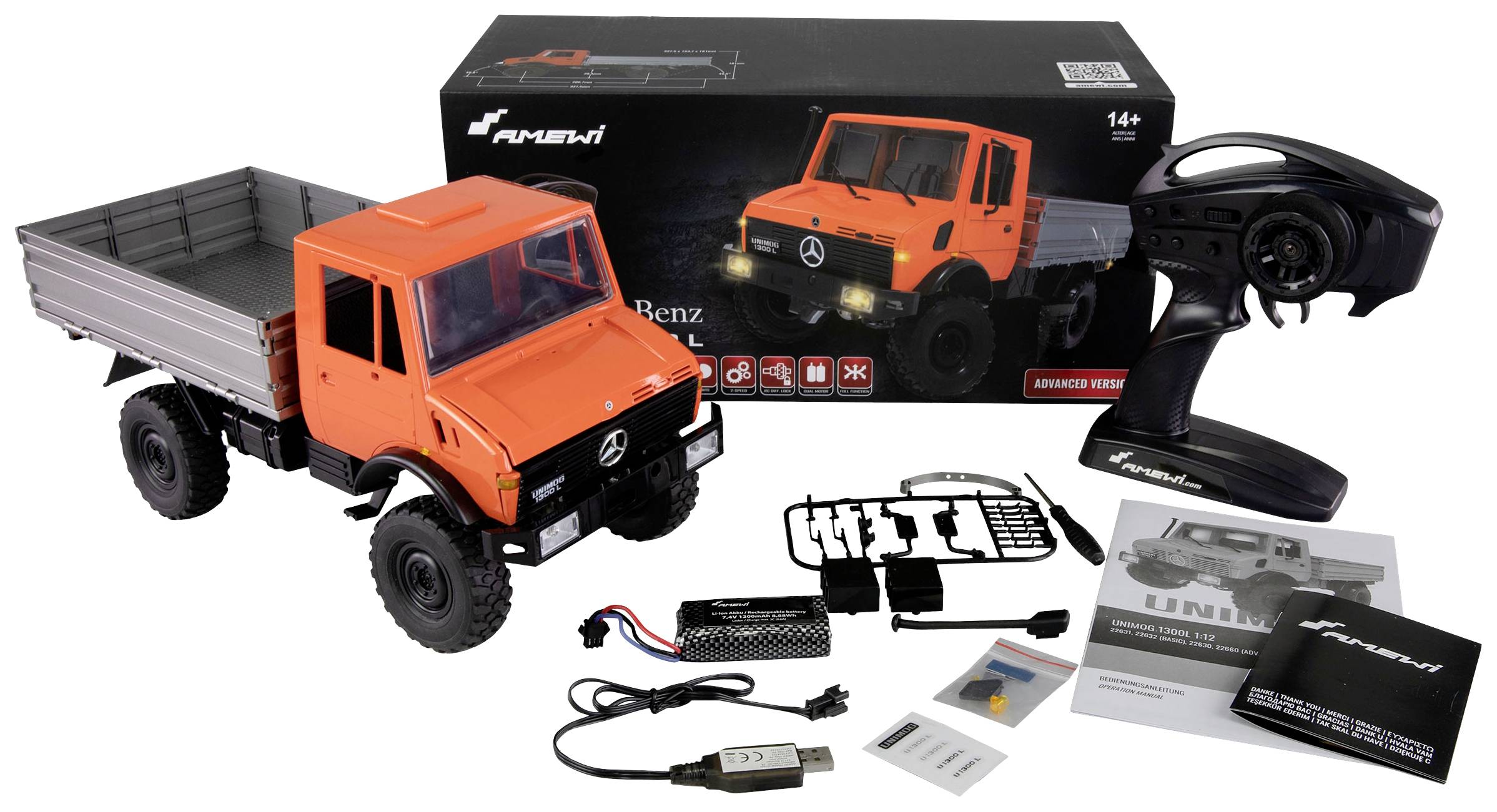 Fernsteuerbarer roter Modell-Lkw mit Zubehör, darunter Fernbedienung, Ladegerät und Anleitungen. Verpackung im Hintergrund zeigt Lkw-Bild.