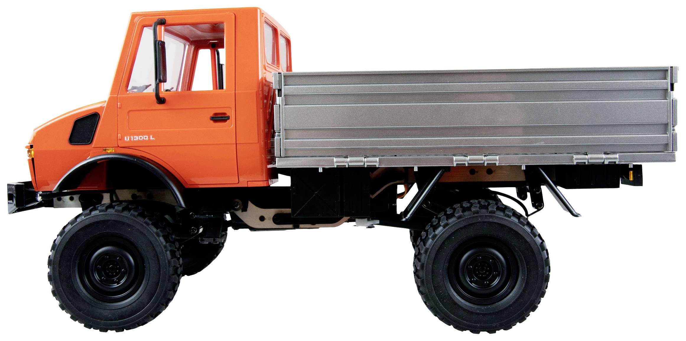 Ein orangefarbener Lastwagen vom Typ Unimog mit großer Ladefläche, geeignet für den Geländeeinsatz, seitlich abgebildet.