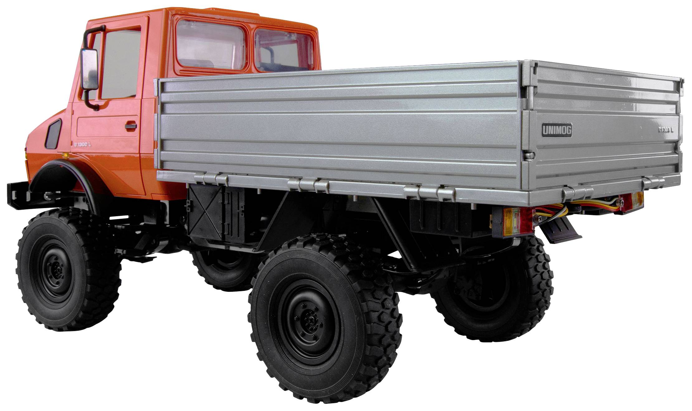 Ein orangefarbener Lkw mit großer Ladefläche und robusten Reifen, geeignet für schwere Lasten und schwieriges Gelände.