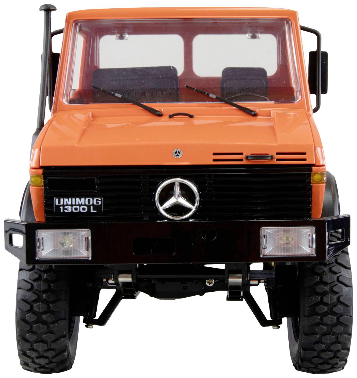 Ein orangener Unimog 1300 L LKW von vorne aufgenommen, mit prominenten Reifen und klar sichtbarem Mercedes-Benz-Stern auf dem Kühlergrill.
