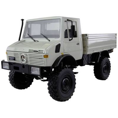 Ein weißer Geländewagen mit Ladefläche, Mercedes-Logo vorn; robustes und funktionales Design für den Einsatz in schwierigem Gelände.