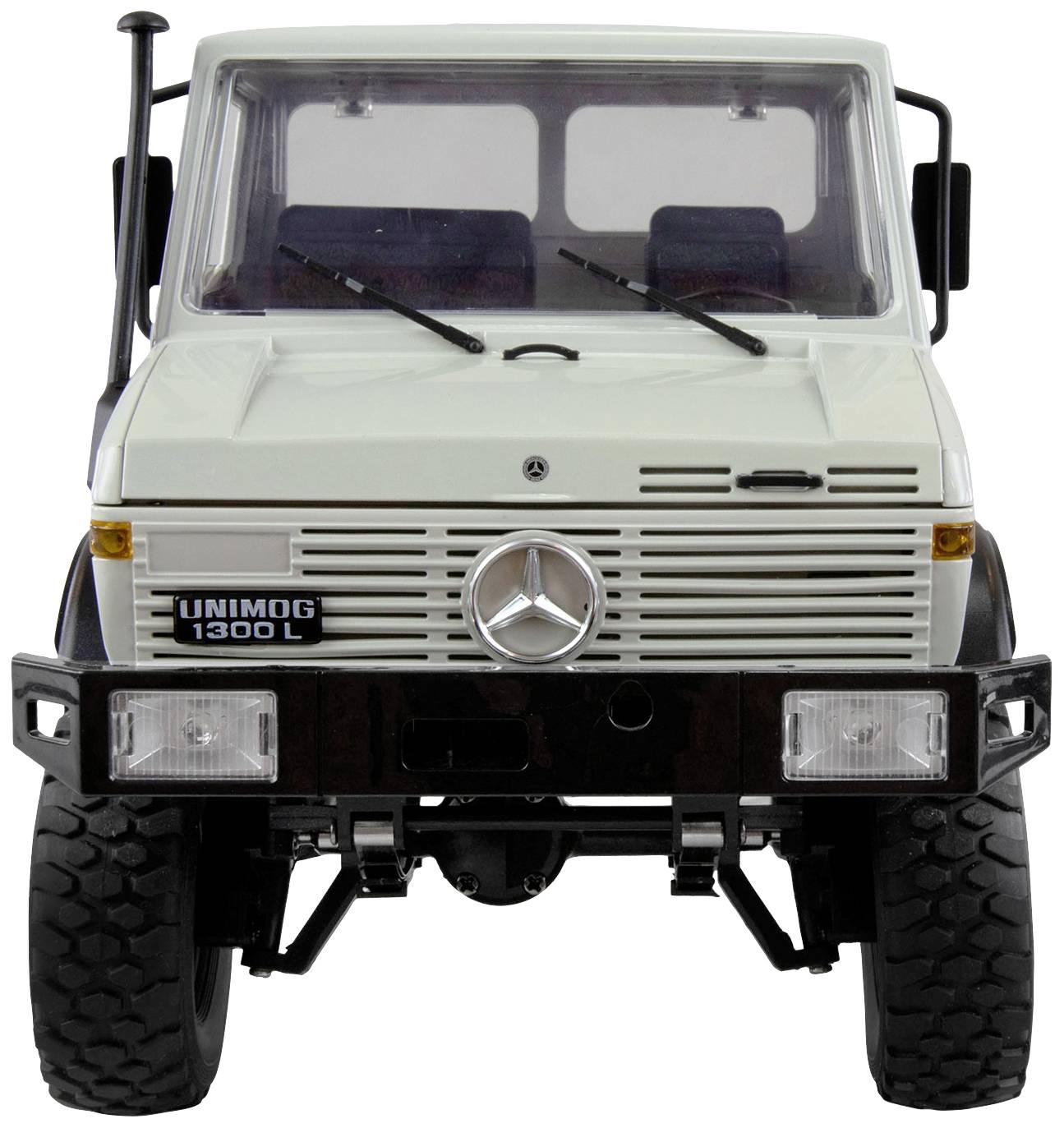 Ein weißer Lastwagen von vorne, Marke Mercedes Unimog 1300 L, mit robusten Reifen und breitem Grill.