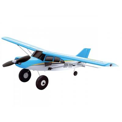 Ein blau-weißes Modellflugzeug mit breiten Flügeln und großem Fahrwerk steht auf einem weißen Hintergrund.