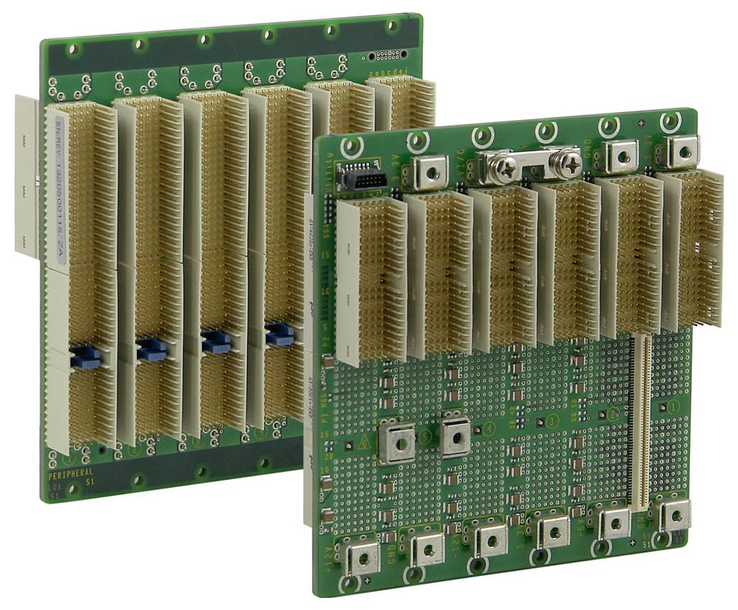 Zwei elektronische Platinen mit mehreren Steckplätzen und Verbindungen, die vermutlich für Computer- oder Serverhardware genutzt werden.