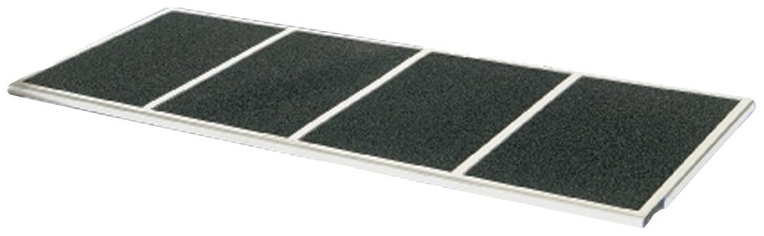 Eine schwarze, rechteckige rutschfeste Rampe mit silbernem Rand, geeignet für Rollstühle oder Rollatoren.