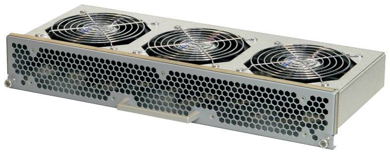 Ein rechteckiger Metallventilator mit drei Lüftern, die von einem Gitter geschützt werden. Er wird zur Kühlung in technischen Geräten verwendet.