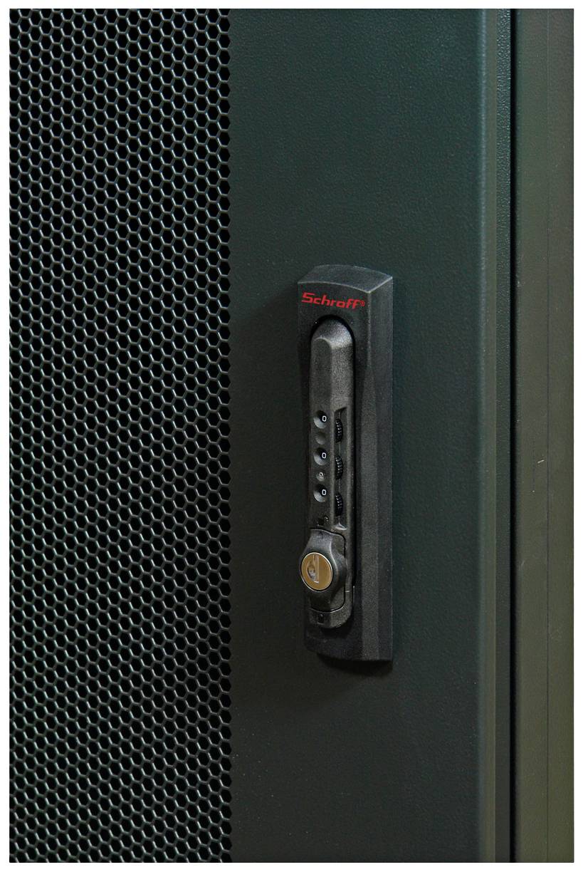 Türgriff eines Metallschranks mit integriertem Zahlenschloss und sichtbarem Schlüsselloch, umgeben von Belüftungsgittern.