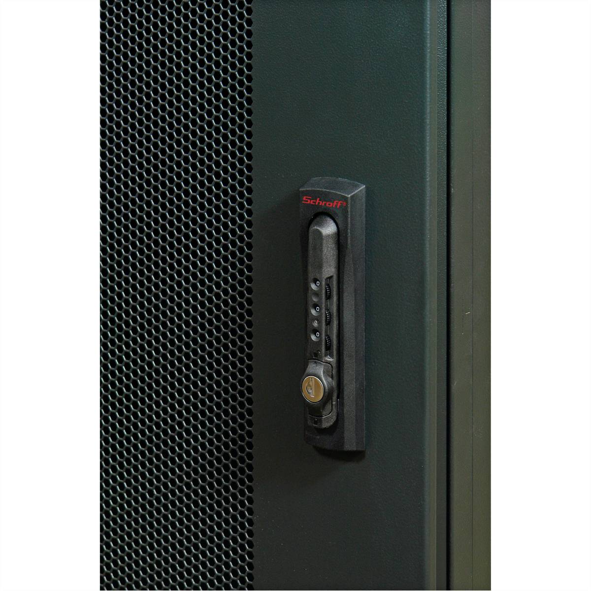 Ein schwarzes Server-Rack mit einem vertikalen Griff und einem Zahlenschloss zur Sicherung.