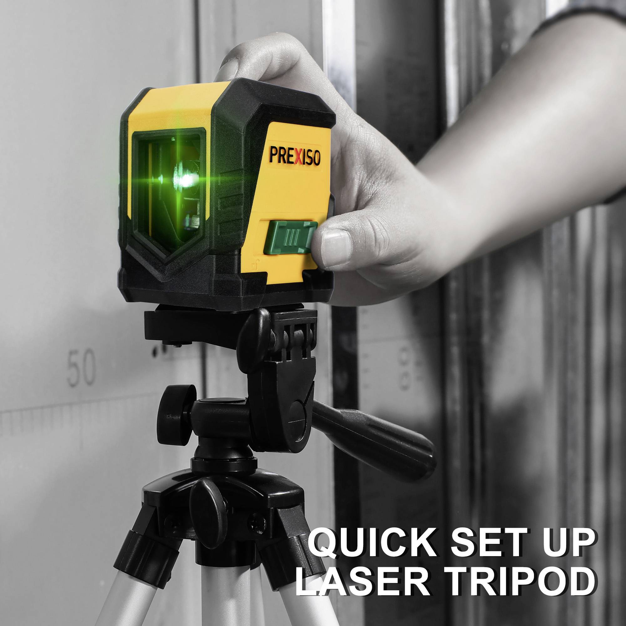 Eine Hand richtet ein gelbes Lasernivelliergerät auf einem Stativ aus. Text im Bild: 'Quick Set Up Laser Tripod'.