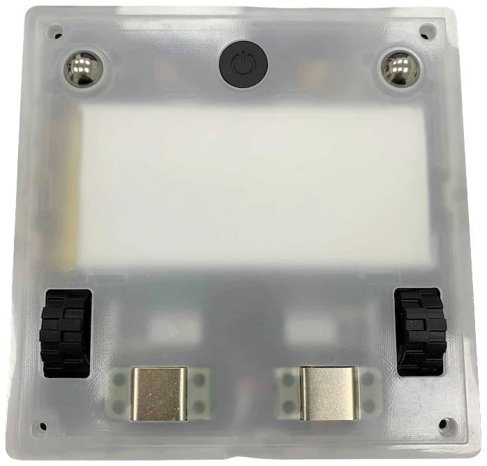 Ein durchsichtiges rechteckiges Gerät mit zwei USB-C-Anschlüssen und einem Netzschalter oben. Geeignet für elektronische Projekte.