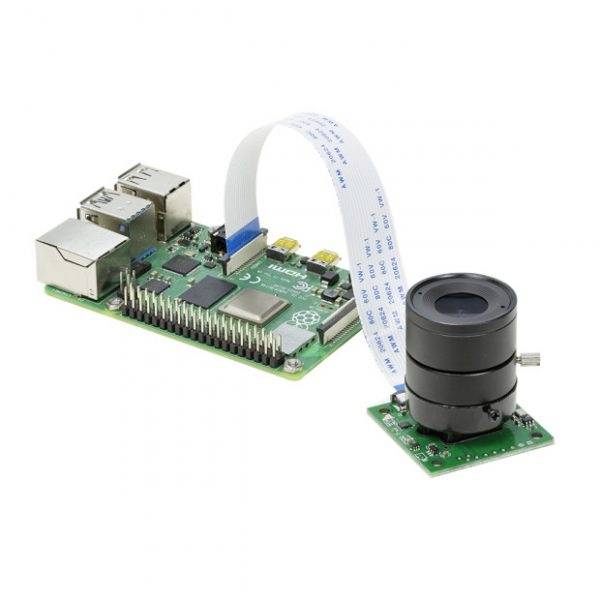 Ein Raspberry Pi verbunden mit einer Kamera über ein Flachbandkabel. Geeignet für Elektronikprojekte oder Computeranwendungen.