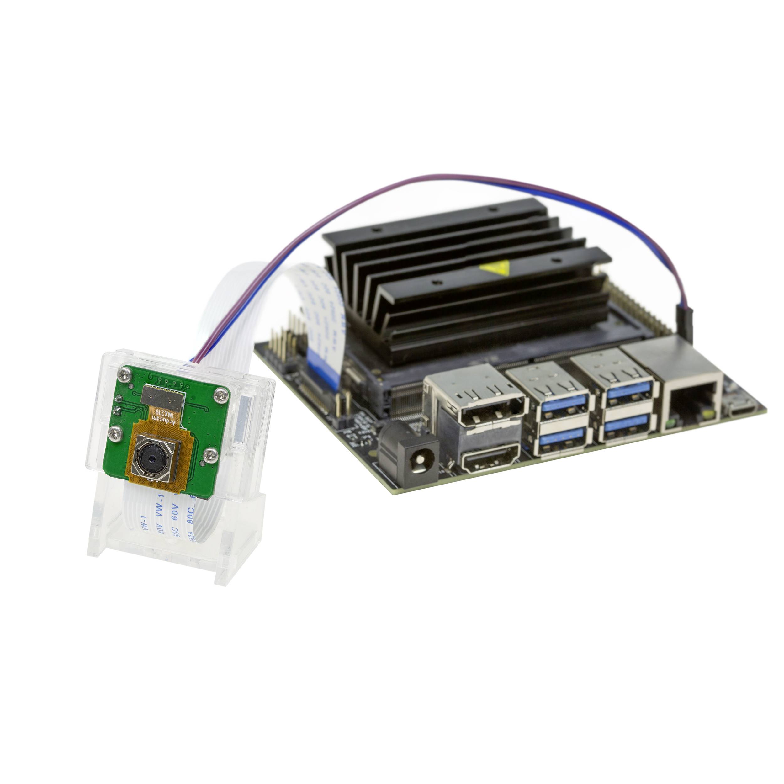 Ein Entwicklungsboard mit mehreren USB-Anschlüssen und einem angeschlossenen Kameramodul. Ideal für KI- und Robotikprojekte.