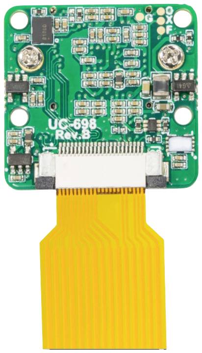 Ein grünes elektronisches Schaltkreisboard mit zahlreichen Komponenten, oben an einem gelben Flachbandkabel angeschlossen.