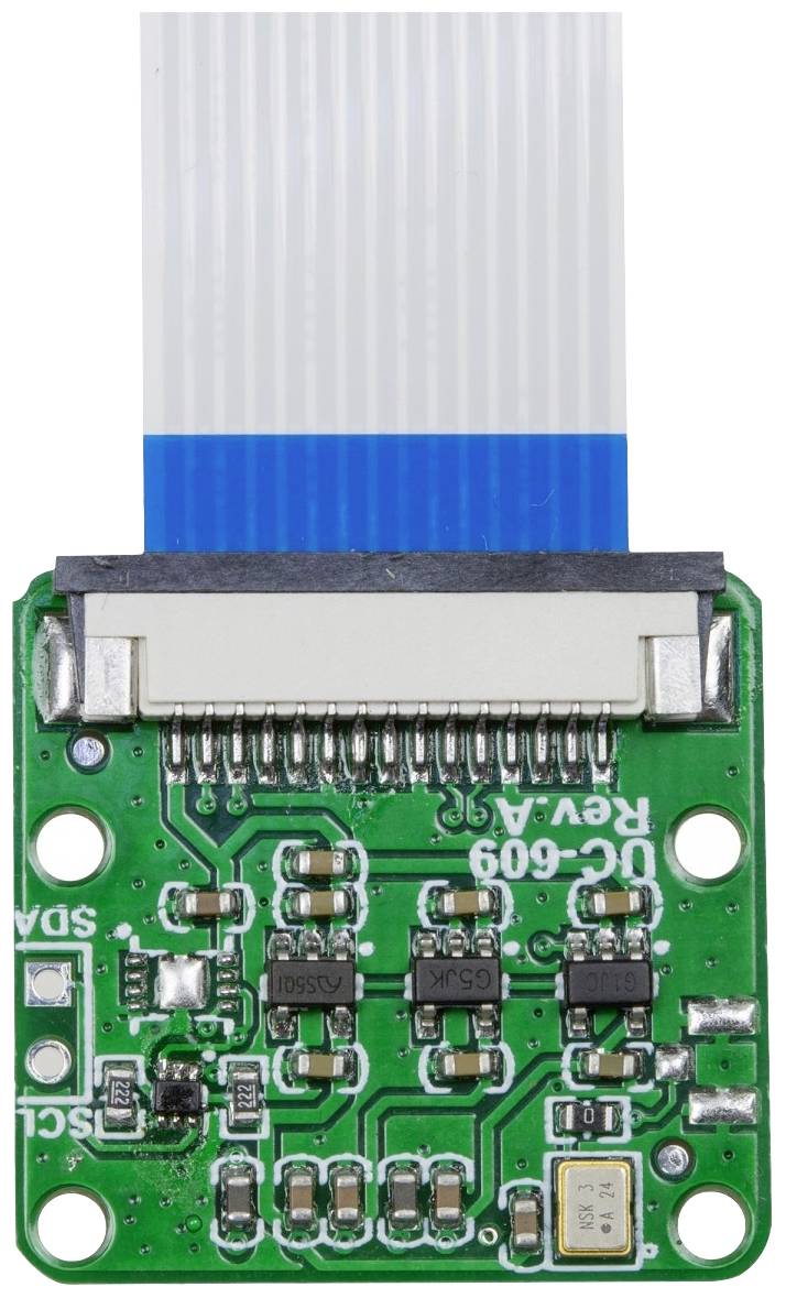 Ein grünes Elektronikbauteil mit einem Flachbandkabel, das in einem weißen Anschluss oben eingesteckt ist; sichtbare Schaltkreise und Bauteile.