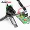 Eine ArduCam-Kamera ist über ein Flachbandkabel mit einem Raspberry Pi verbunden, der rechts im Bild liegt.