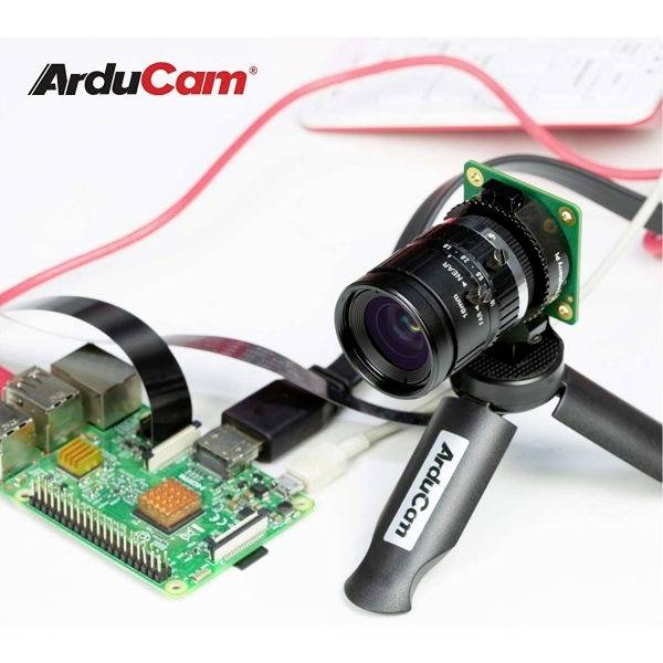 'Raspberry Pi mit ArduCam-Kamera' zeigt ein Kameramodul auf einem Stativ, verbunden mit einer Raspberry Pi-Platine mittels Kabeln.