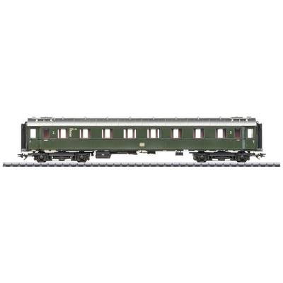Ein grüner Eisenbahnwaggon der zweiten Klasse auf Gleisen, im seitlichen Profil dargestellt.