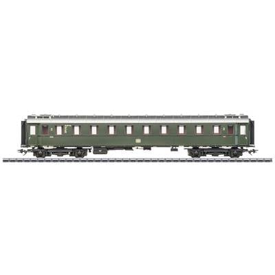 Ein grüner, historischer Zugwaggon auf Schienen, mit Fenstern und der Aufschrift '2'.