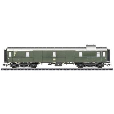 Ein grüner Güterwaggon mit silbernem Dach steht auf einem Gleis. Der Waggon hat mehrere Türen und Fenster an den Seiten.