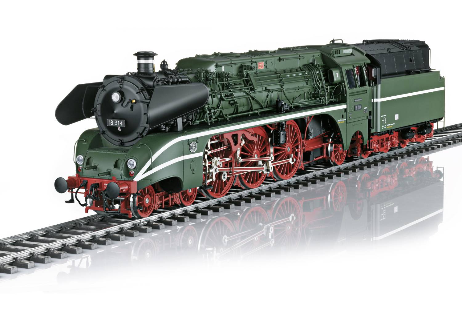 Dampflokomotive mit grüner und roter Lackierung auf einem Gleis. Sie zeigt historische Zugtechnologie mit detaillierten Komponenten.