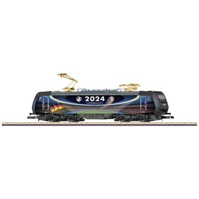 Eine Modelleisenbahn-Lokomotive mit der Aufschrift '2024 Germany', dekoriert mit Fußball- und Deutschlandmotiven.