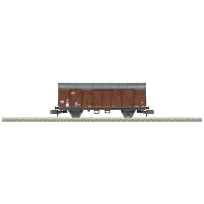 Brauner Güterwaggon auf Gleis, seitliche Ansicht. Der Waggon hat ein Dach und technische Markierungen an der Seite.