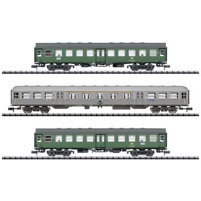 Modelleisenbahn mit drei grünen Waggons auf Gleisen. Zwei Waggons oben und unten sind grün mit weißen Fenstern; der mittlere ist grau.