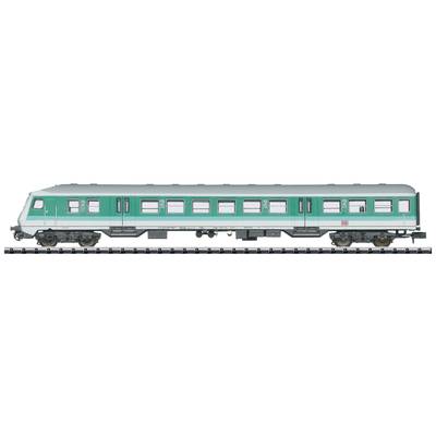 Personenwagen in Grün und Silber auf einem Gleis.