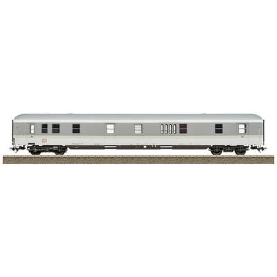 Ein silberfarbener Zugwaggon steht auf einem Gleis. Der Waggon hat mehrere Fenster und Türen.