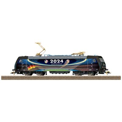 Eine Lokomotive mit der Aufschrift '2024 Germany', dekoriert mit Fußball- und Stadionmotiven sowie einer deutschen Flagge.