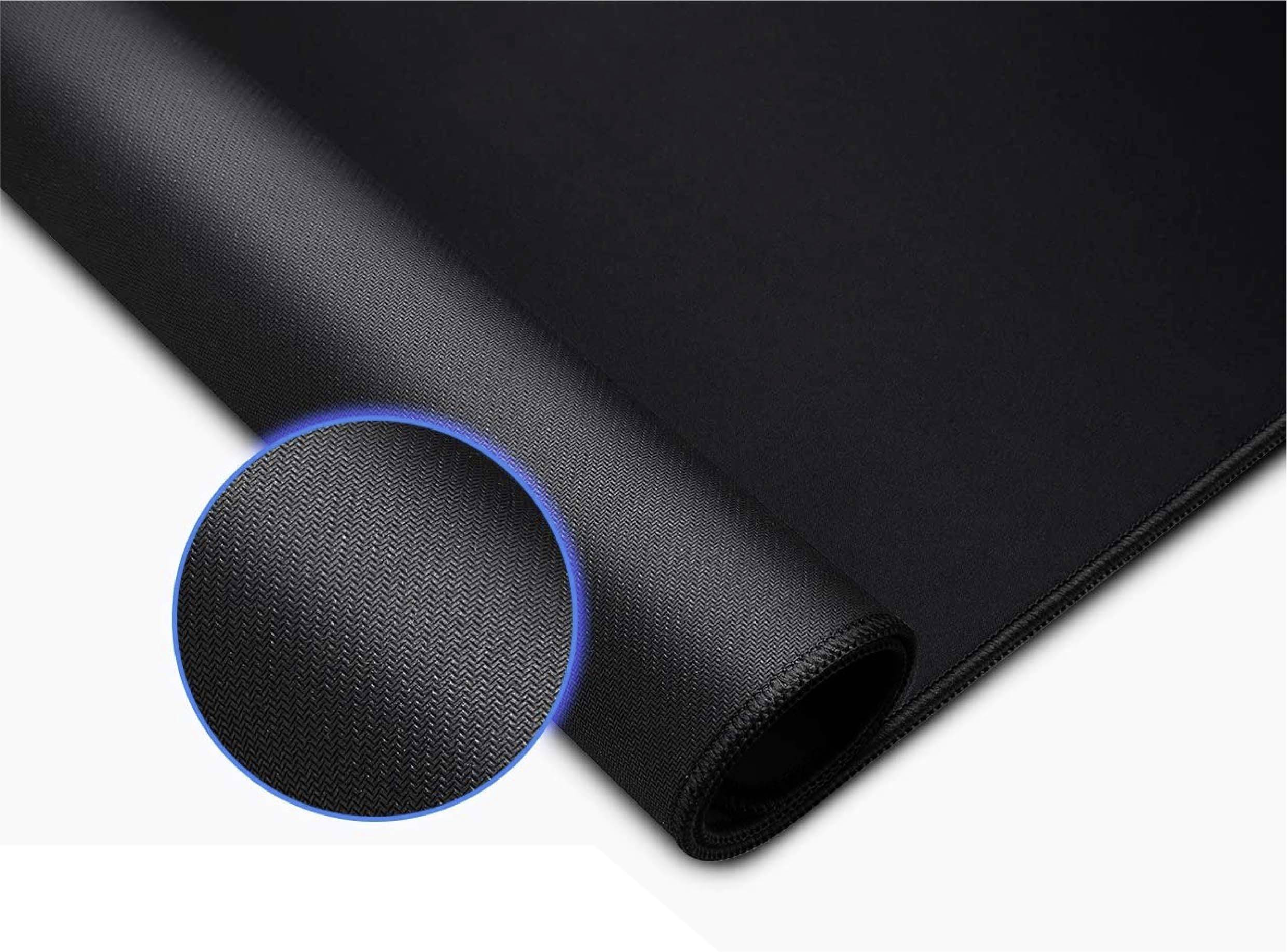 Schwarze, aufgerollte Textilmatte mit Nahaufnahme der feinen Gewebestruktur.