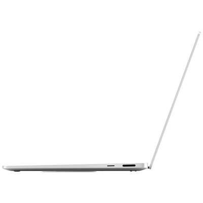 Ein seitlich geöffneter Laptop in Silber zeigt seine schlanke Bauweise. Er befindet sich in einem Winkel von etwa 30 Grad.