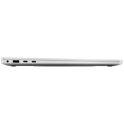 Seitenansicht eines modernen Laptops mit mehreren Anschlüssen, darunter zwei USB-C-Ports und ein Audioanschluss.